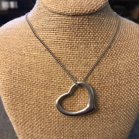 Silver heart shaped necklace - Picture 3 of 4